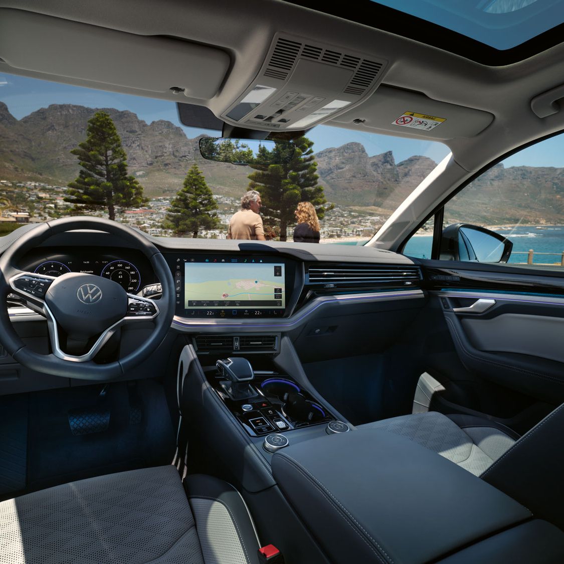 Поглед към навигационната система на VW Touareg R-Line.