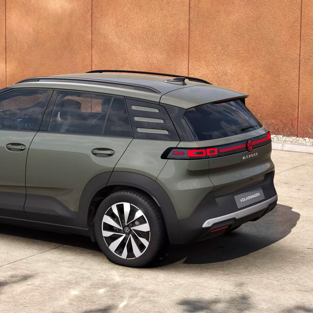 Изображението показва зелен VW ID. Cross Style в задна тричетвъртна перспектива.