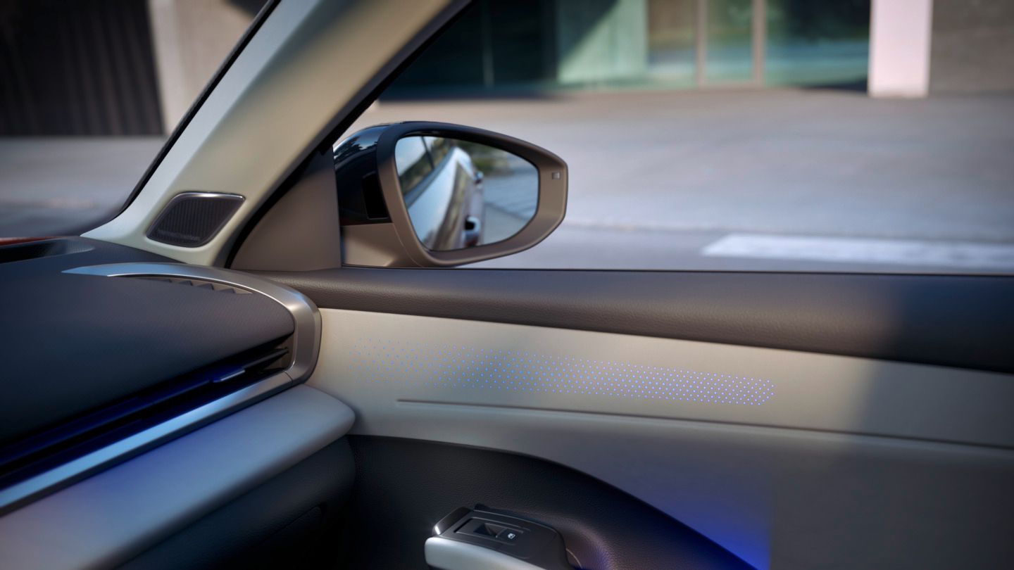 Врата на Volkswagen T-Roc с елегантна декоративна LED амбиентна светлина.