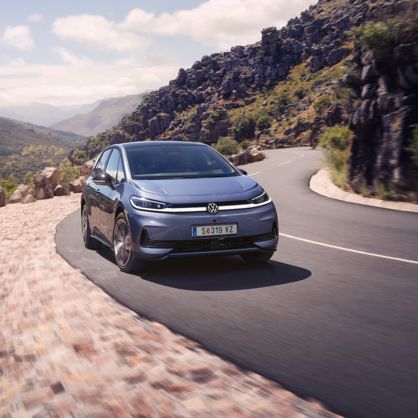 Син VW ID.3 Neo кара по криволичещ планински път