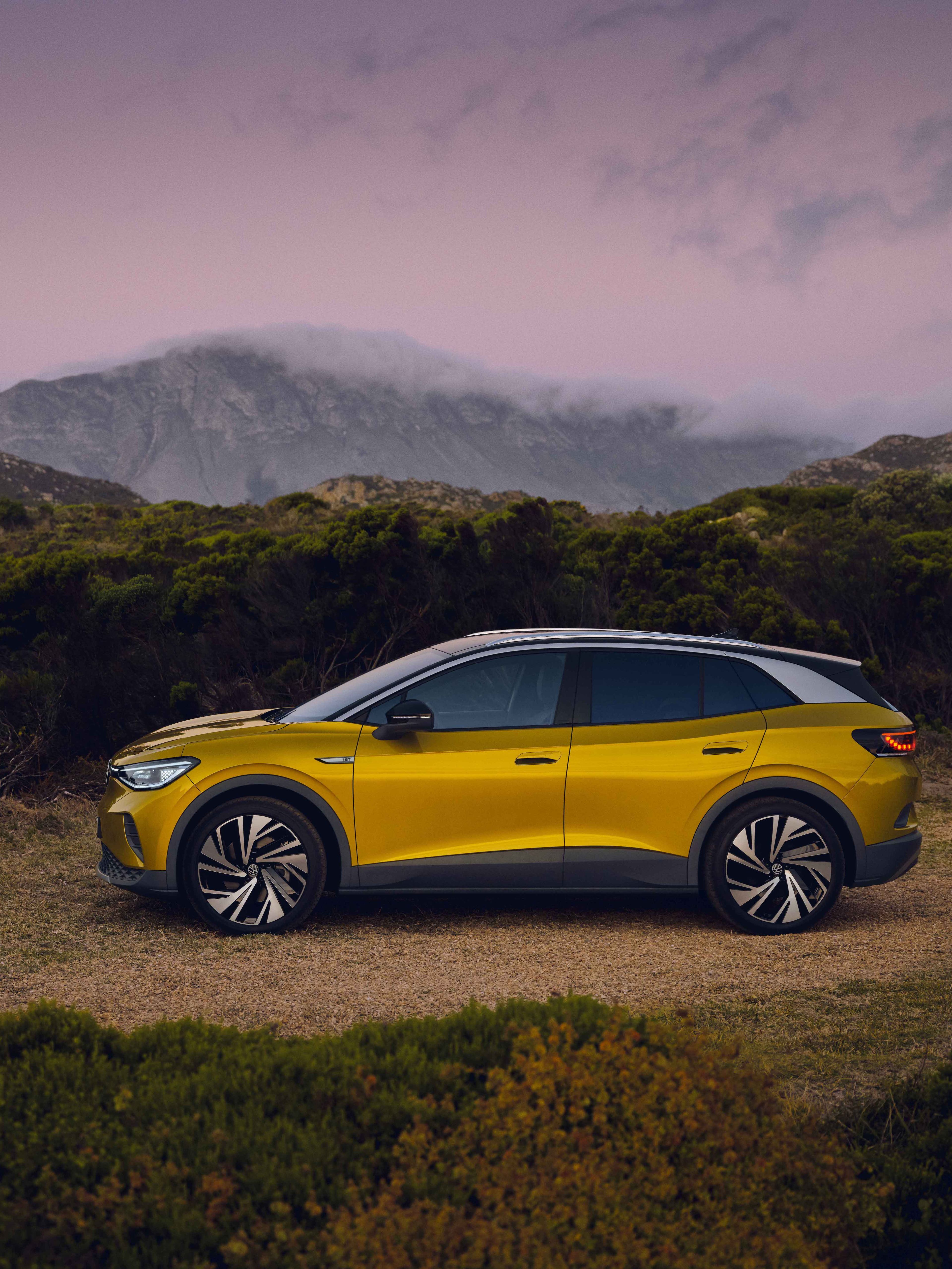 VW ID.4 vor Berglandschaft