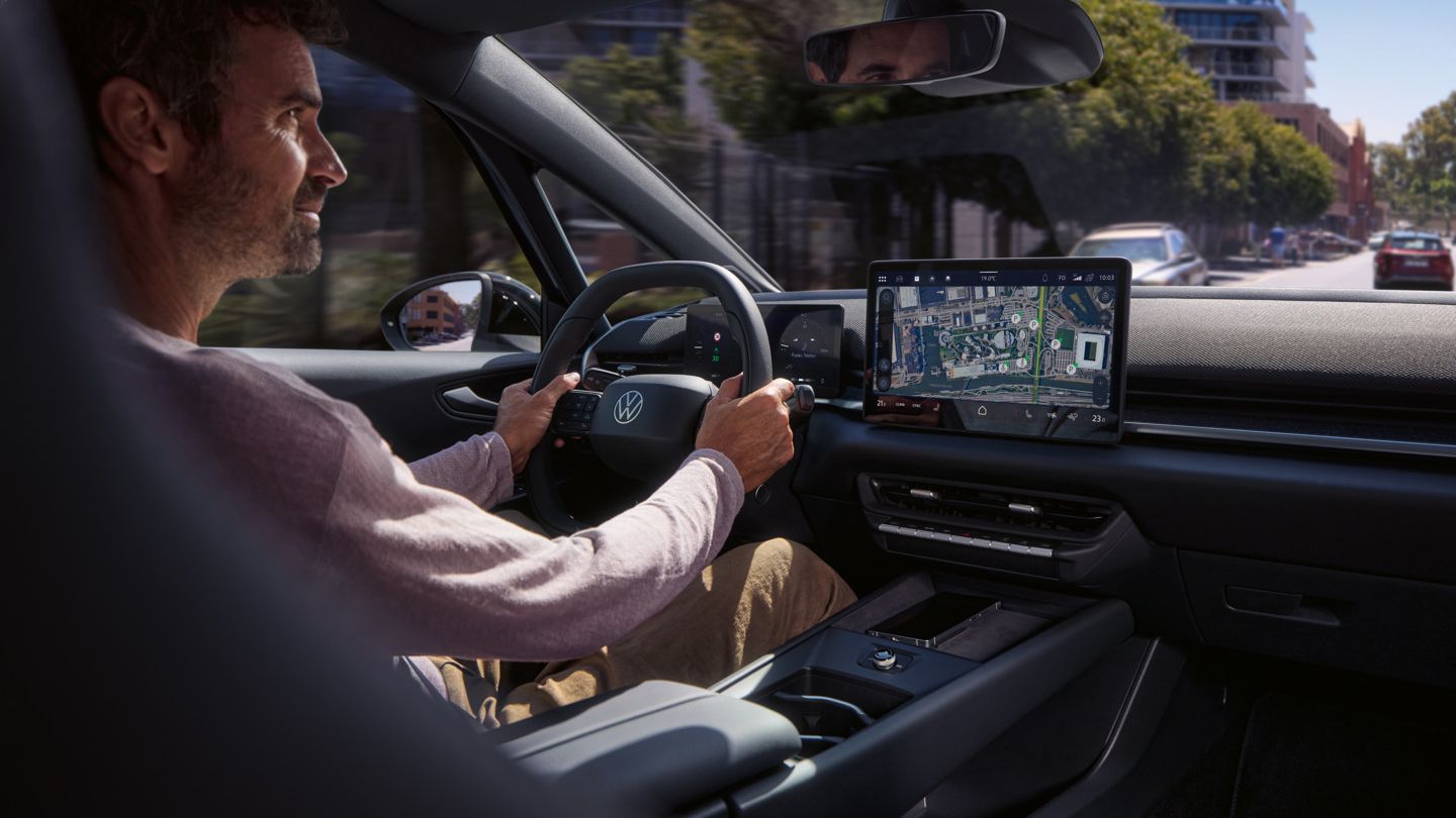 Мъж кара VW ID.3 Neo, управляван от онлайн навигацията на централния дисплей