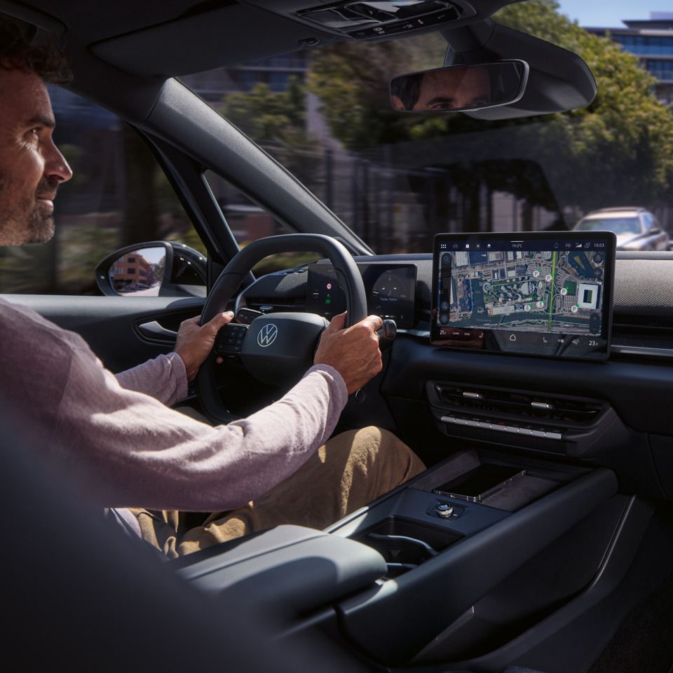Мъж кара VW ID.3 Neo, управляван от онлайн навигацията на централния дисплей