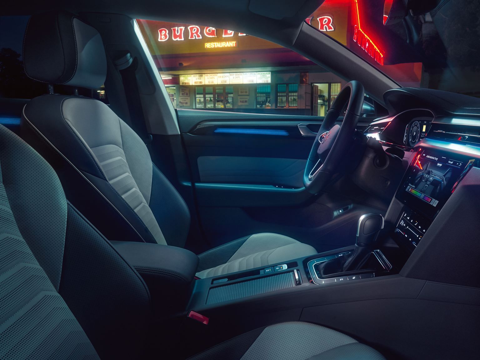 Модерен кокпит и седалки на Volkswagen Arteon Shooting Brake с синьо амбиентно осветление