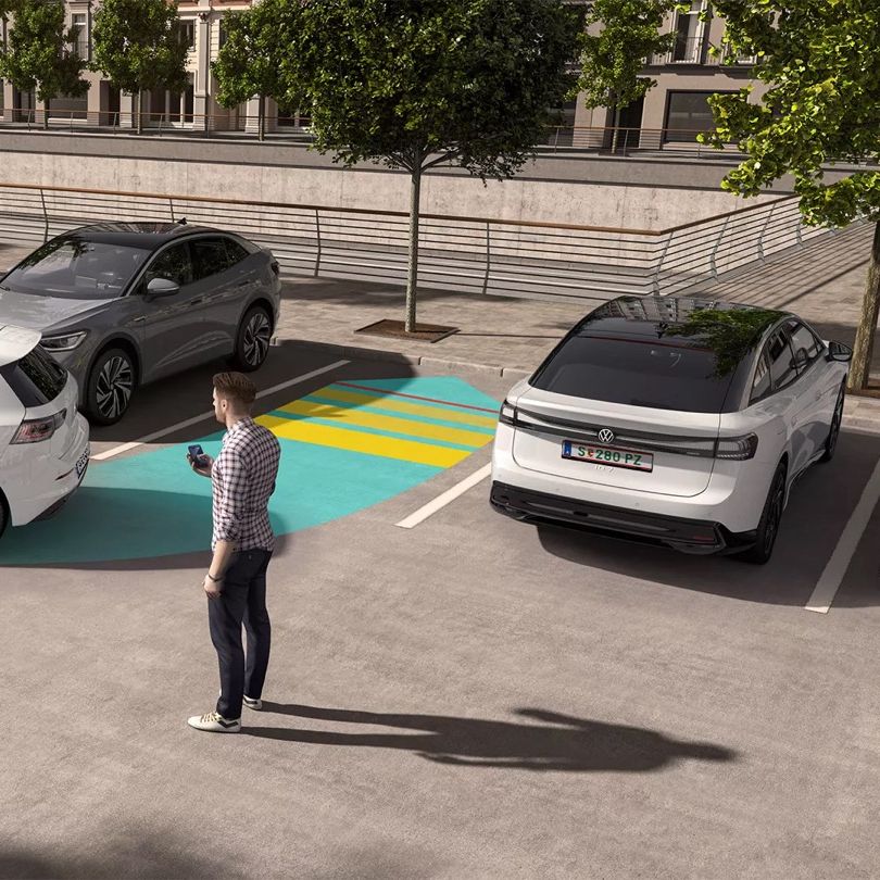Ein weißer VW Golf nutzt den visuell sichtbar gemachten Park Assist Pro zum Einparken.