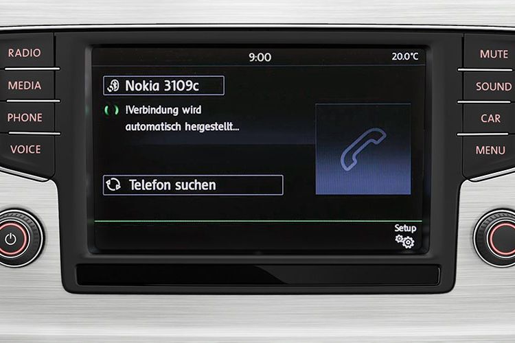 Екран на мултимедийна система в автомобил Volkswagen с активирана Bluetooth връзка към мобилен телефон