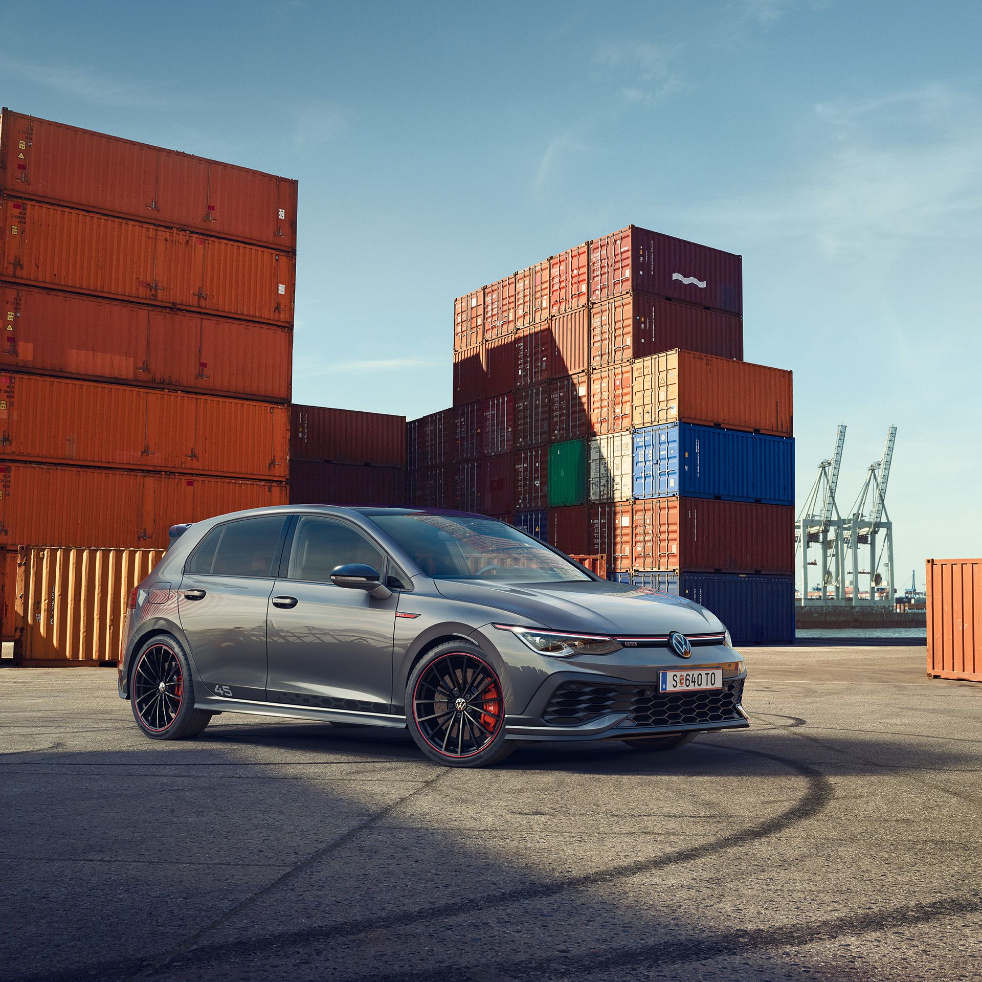 Volkswagen Golf GTI Clubsport пред пристанищни контейнери