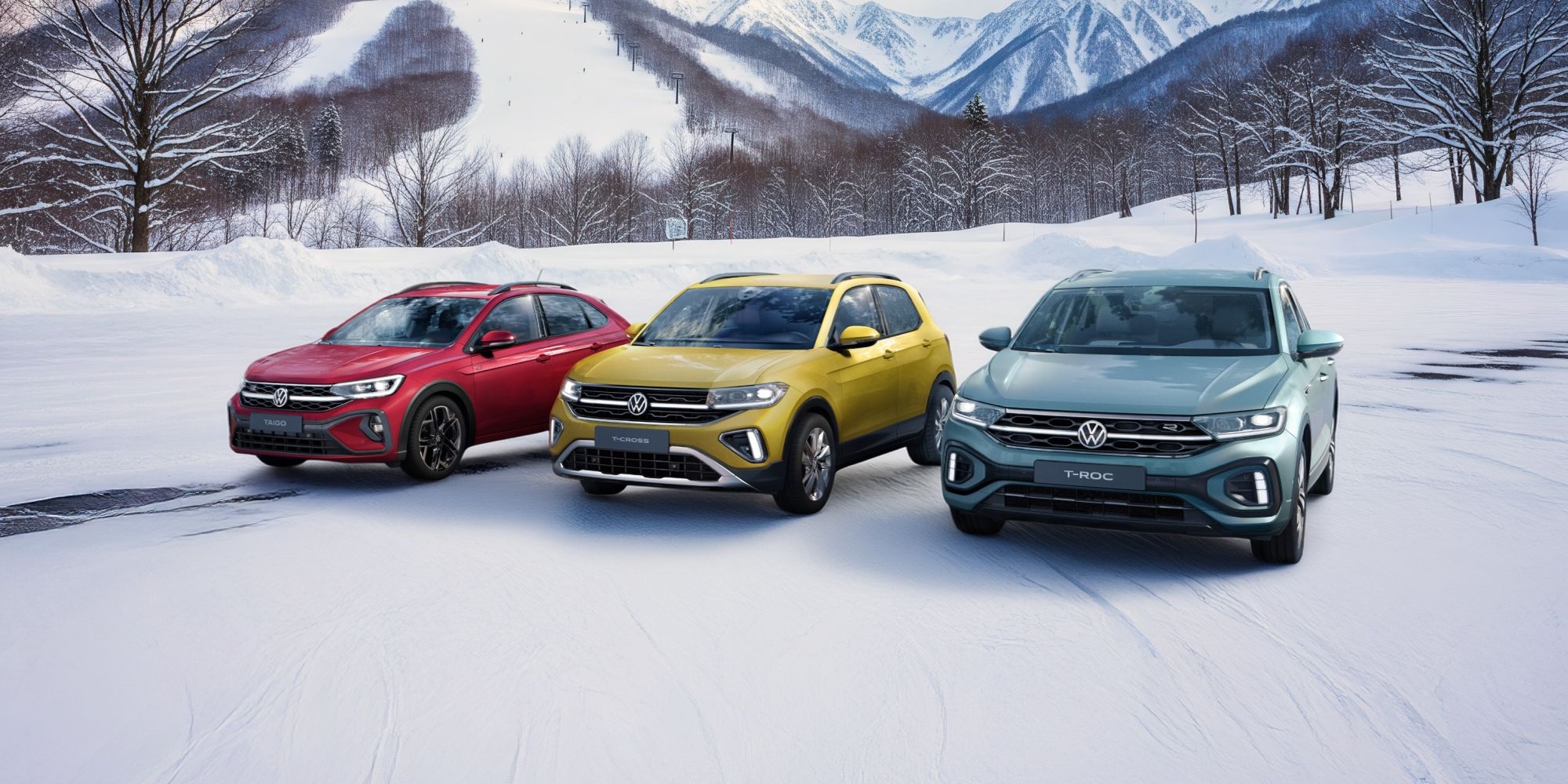 Три модела на Volkswagen – Taigo, T-Cross и T-Roc – паркирани на заснежен пейзаж с планини на заден план.