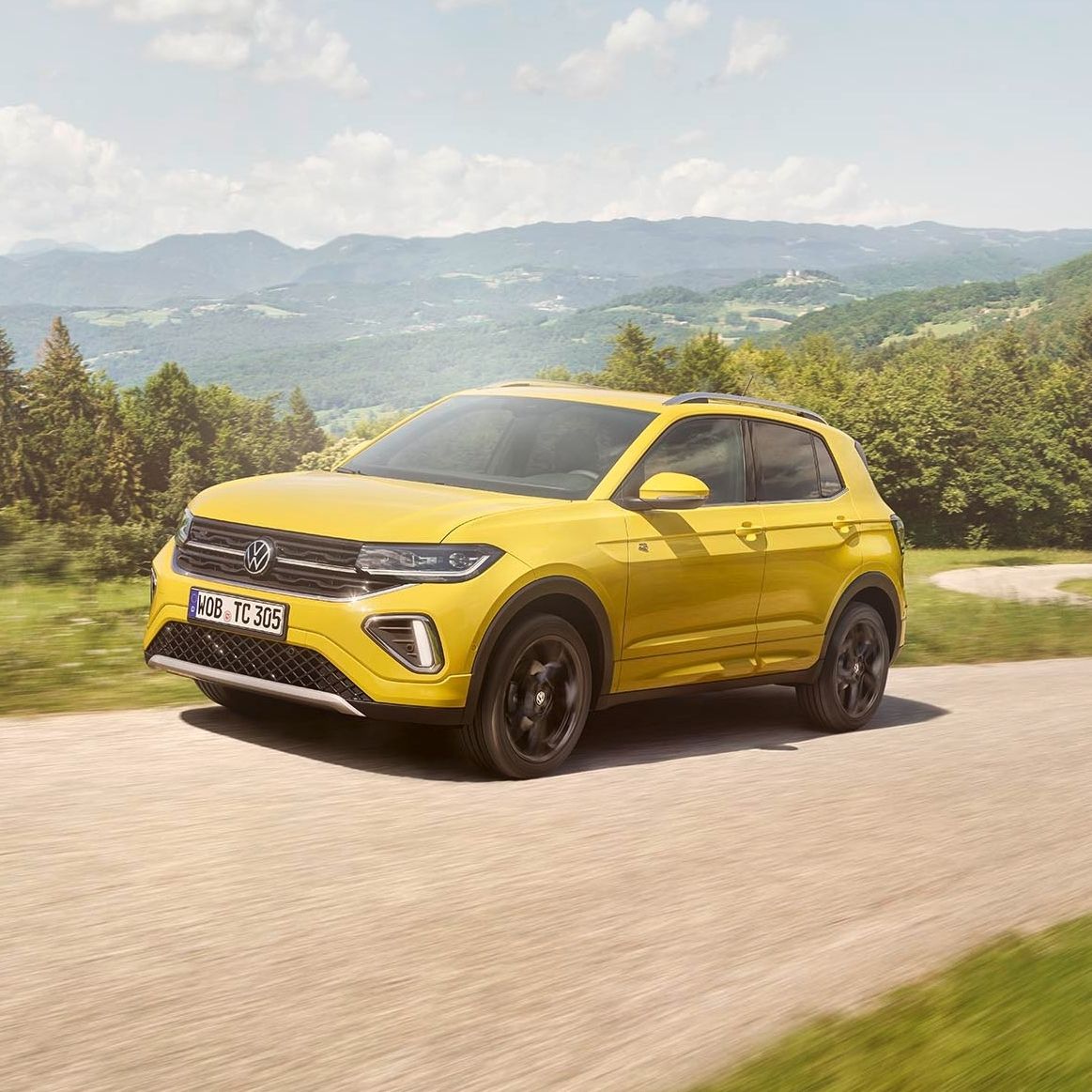 Volkswagen T-Cross в жълт цвят на живописен планински път