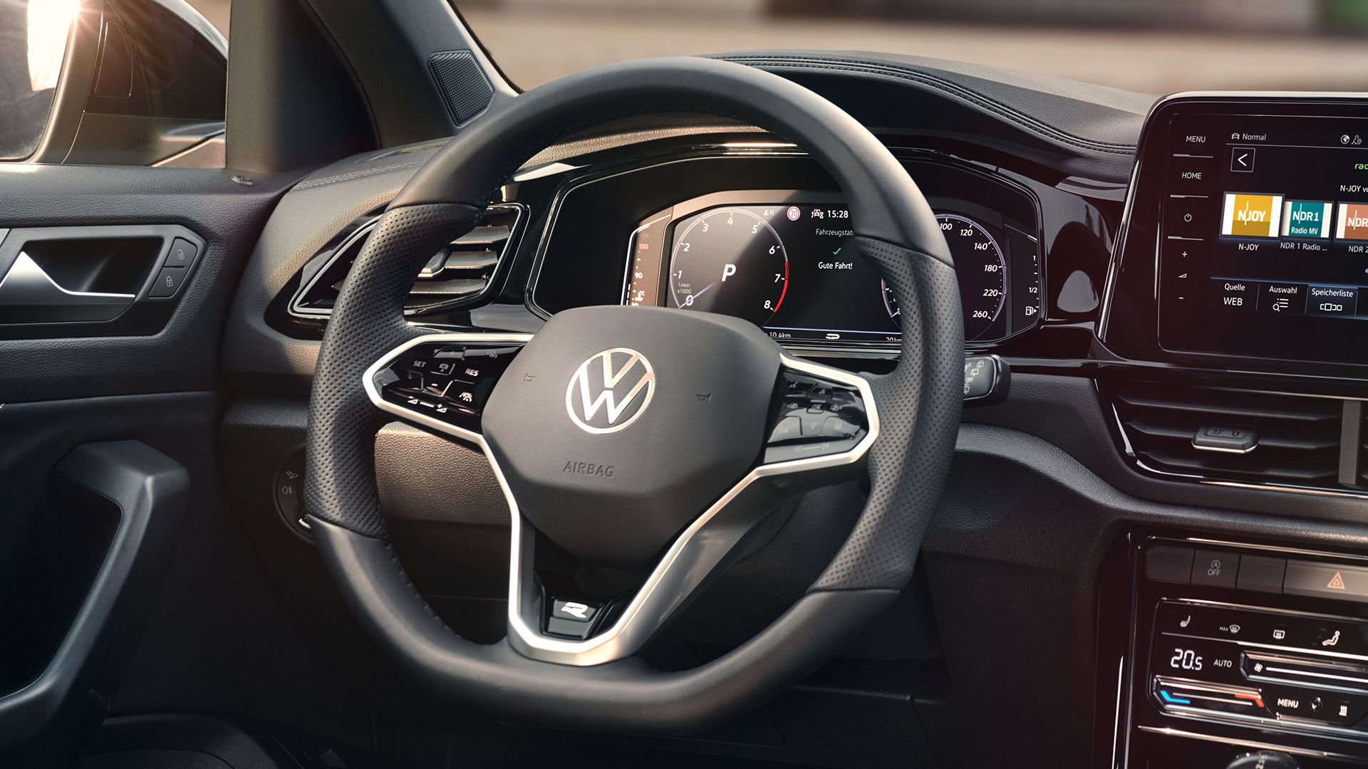 Интериорът на VW T-Roc, детайлен поглед към мултифункционалния волан