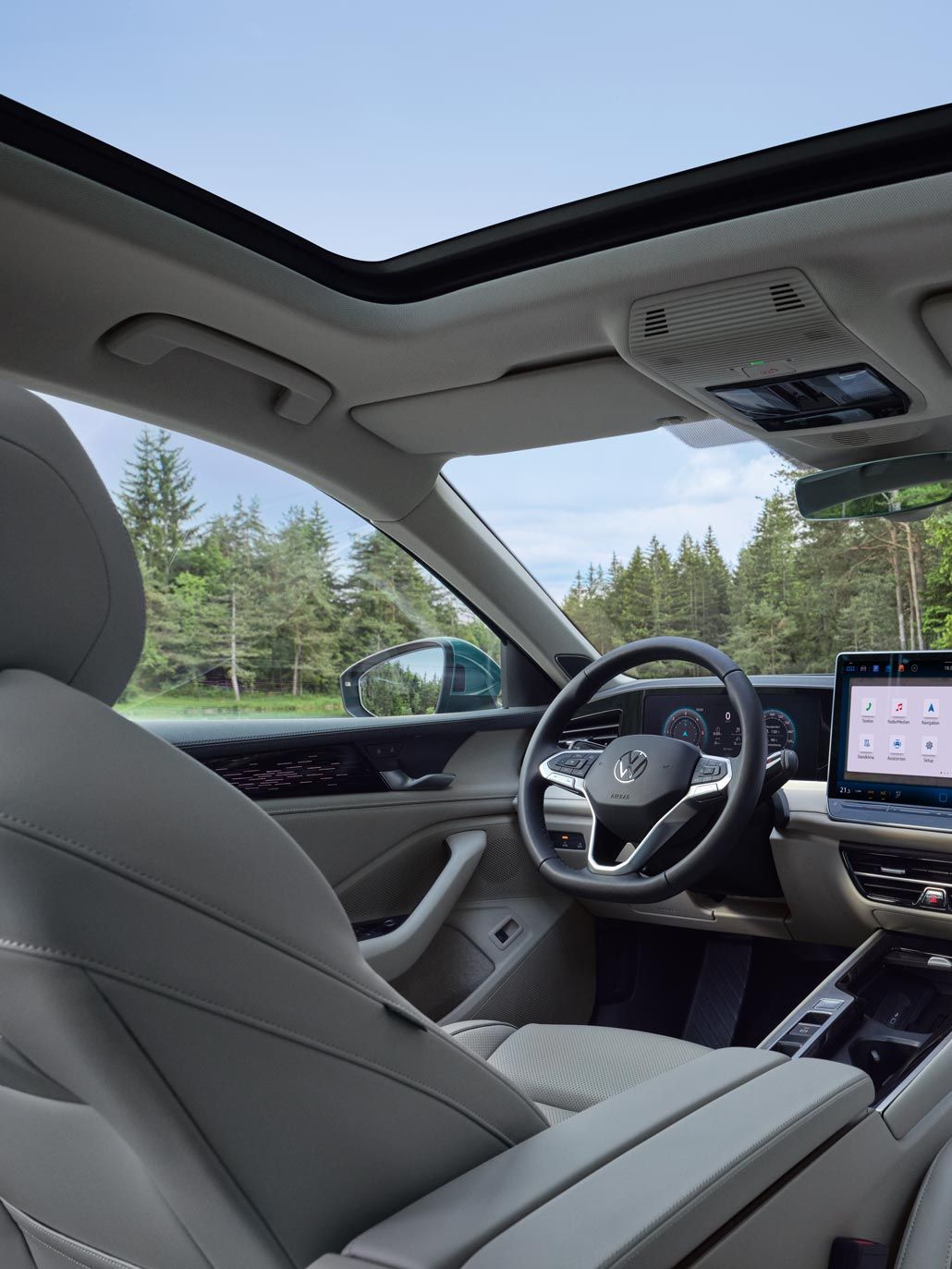 Изглед от интериора на VW Passat с поглед към опционалните седалки ergoActive Sitze, таблото и Jumbobox.