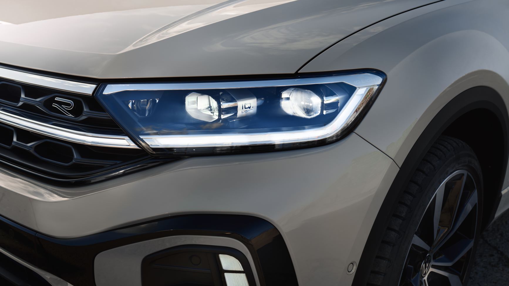 Предната част на VW T-Roc R-Line в бял цвят, детайлен поглед към IQ.LIGHT