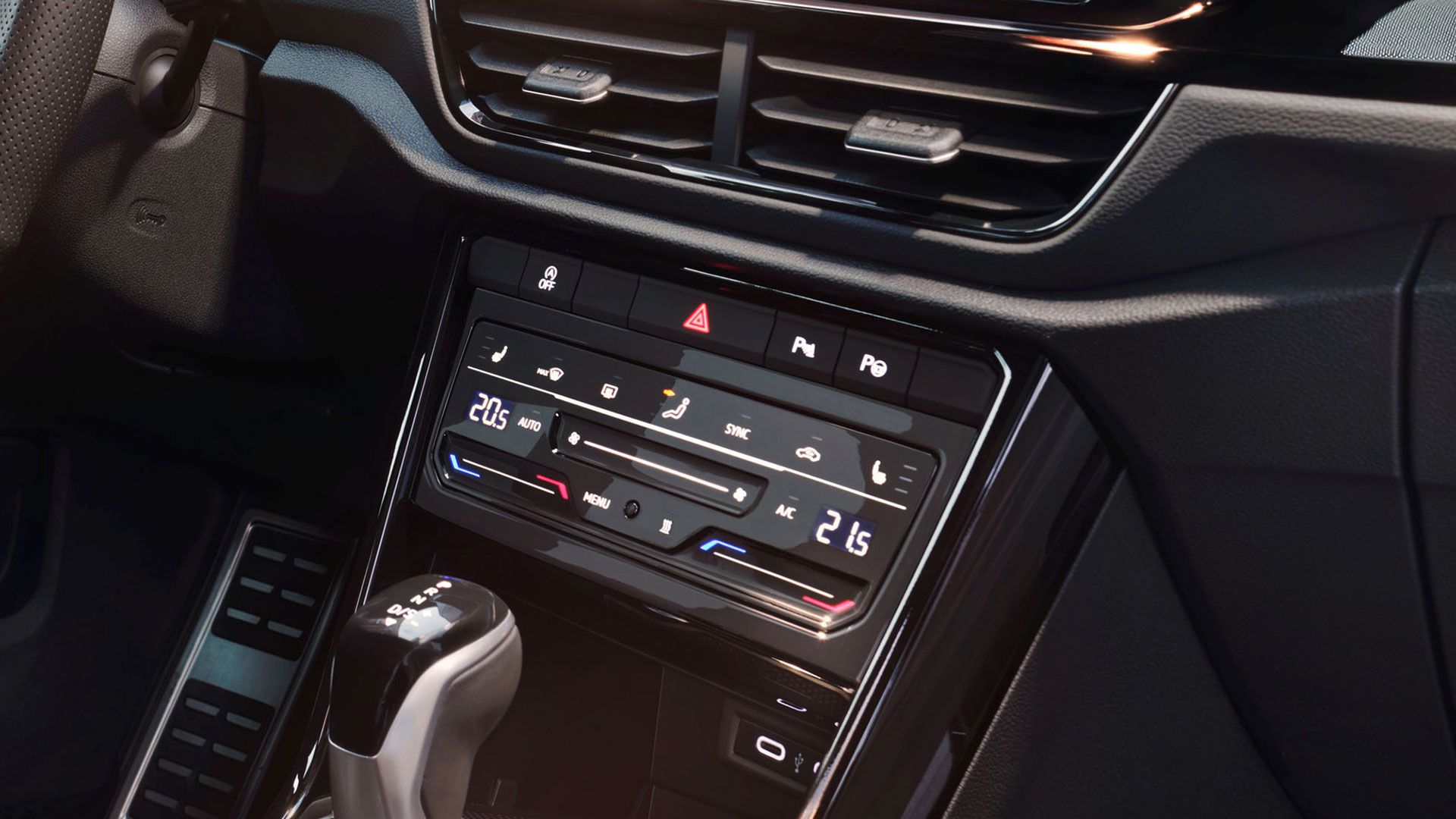 Интериорът на VW T-Roc, детайлен поглед към автоматичния климатик Cliamtronic с Touch-управление