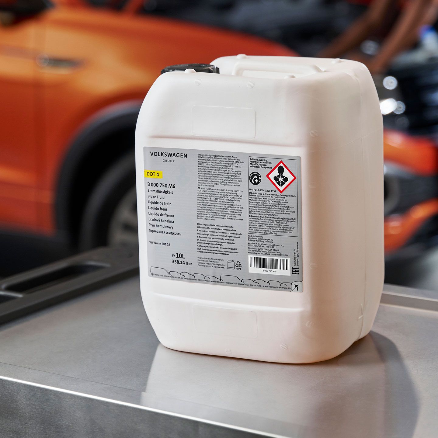Fokusansicht eines Kanisters mit Volkswagen Bremsflüssigkeit.