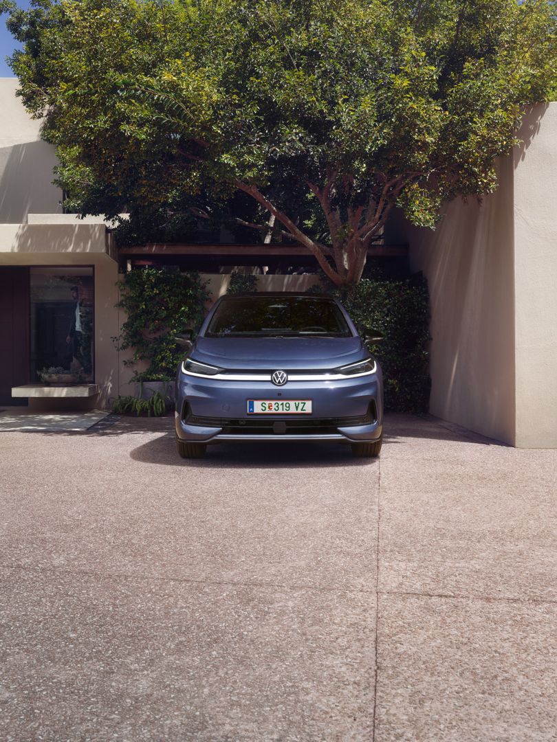 Син VW ID.3 Neo, паркиран пред еднофамилна къща