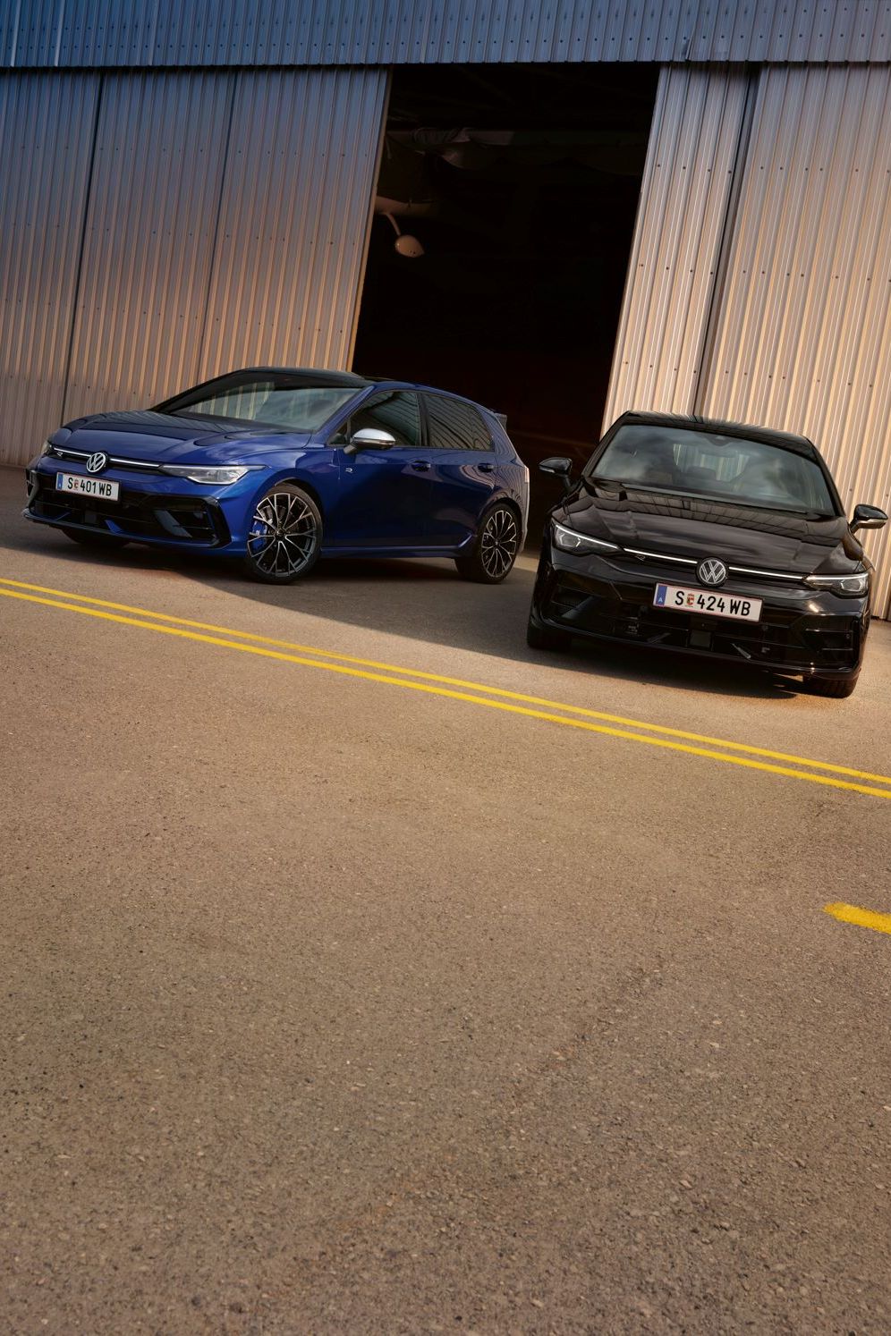 Zwei Golf R stehen vor geöffneter Lagerhalle.