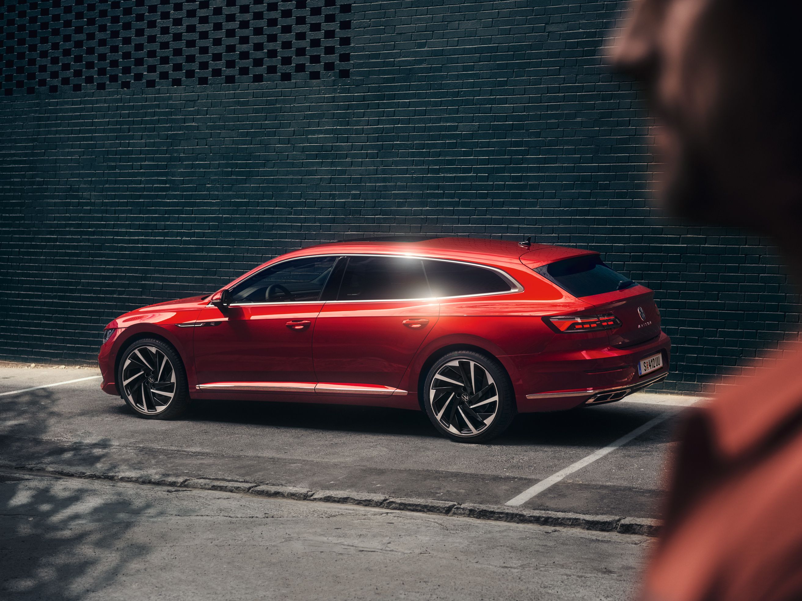 VW Arteon Shooting Brake паркиран отстрани на пътя
