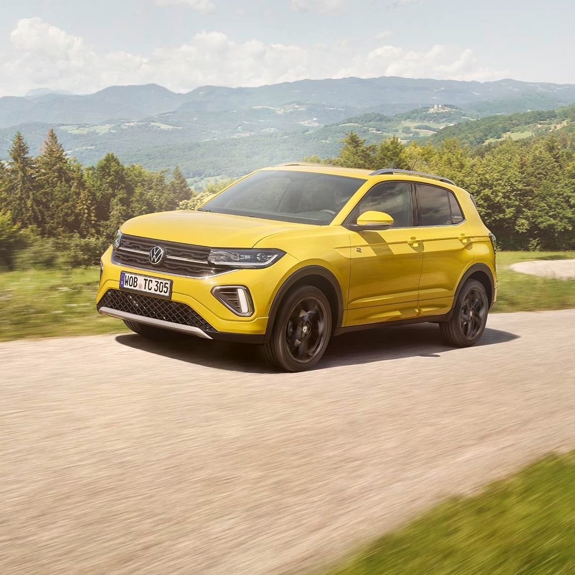Volkswagen T-Cross в жълт цвят на живописен планински път