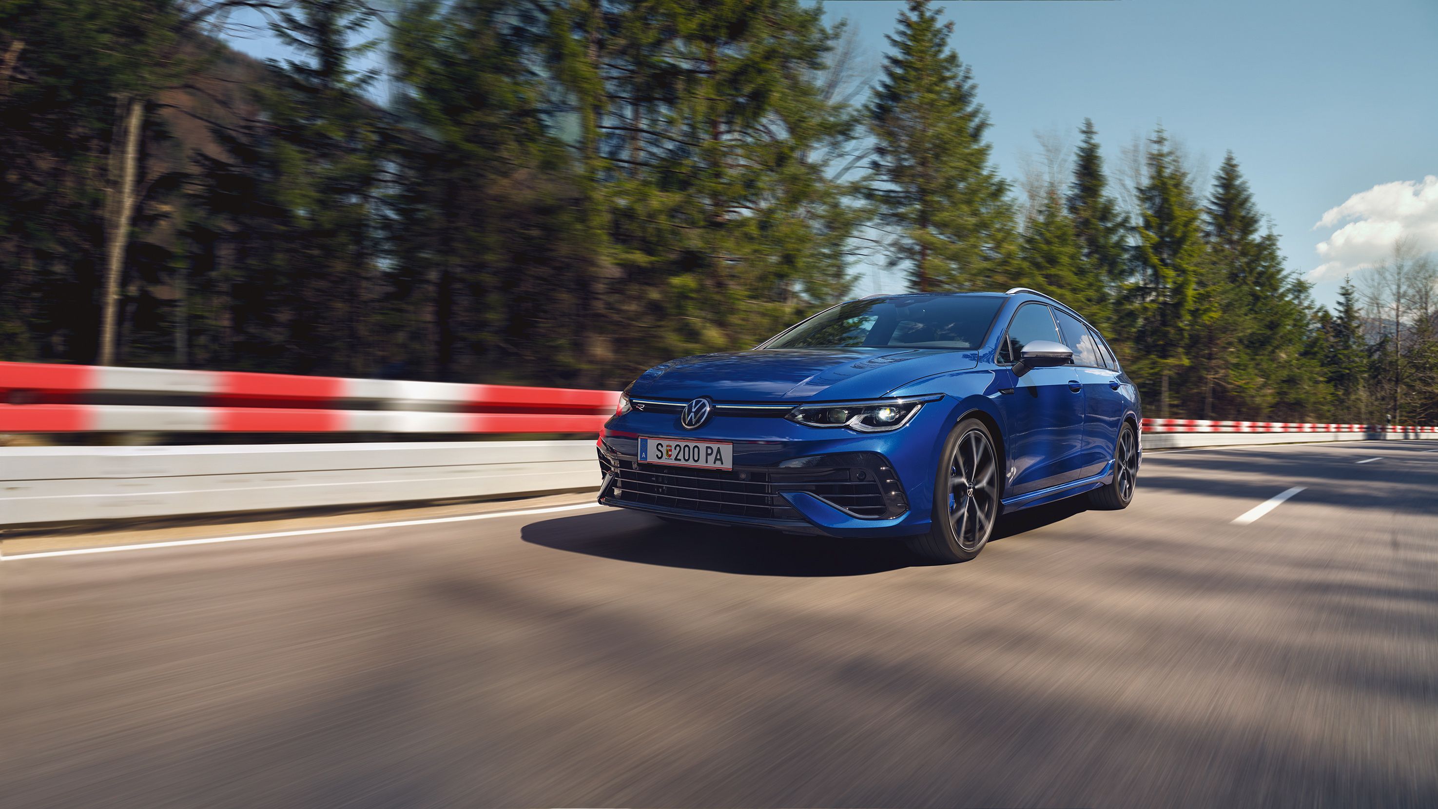Син Volkswagen Golf Variant R в движение по планински път