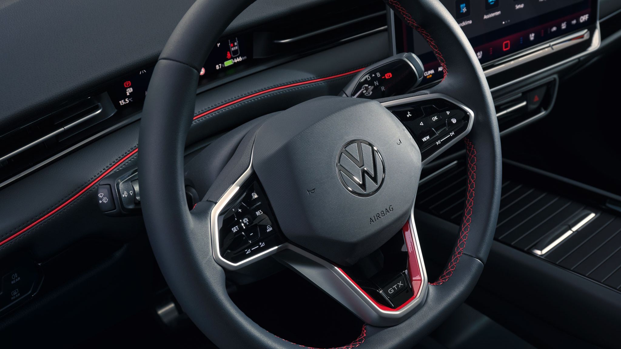 Interior vom ID.7 GTX mit Detail auf das Lenkrad und angeschaltetem Infotainmentsystem.