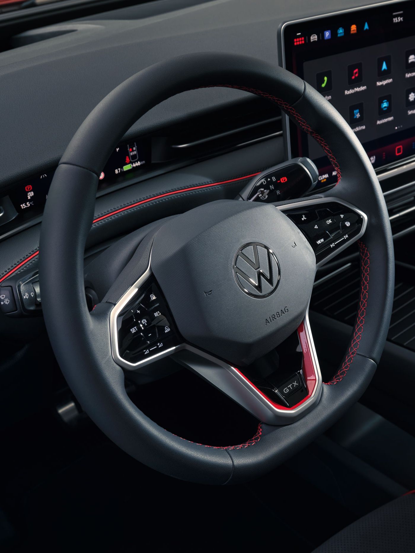 Interior vom ID.7 GTX mit Detail auf das Lenkrad und angeschaltetem Infotainmentsystem.