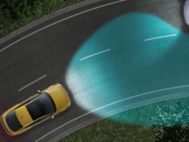 Жълт автомобил с адаптивни LED светлини, които осветяват завой и предотвратяват заслепяване на насрещния трафик