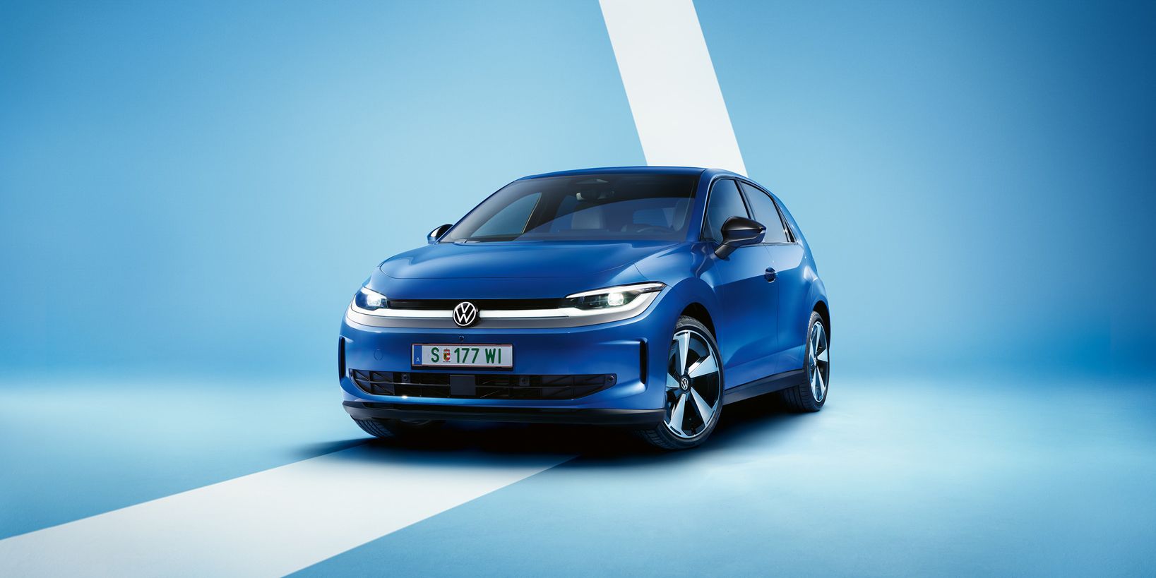 Син VW ID. Поло стил диагонално отпред на светлосин фон.