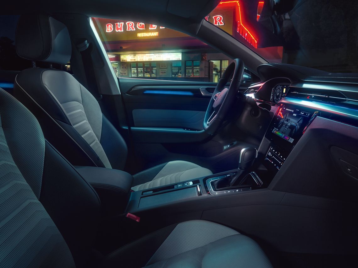 Модерен кокпит и седалки на Volkswagen Arteon Shooting Brake с синьо амбиентно осветление