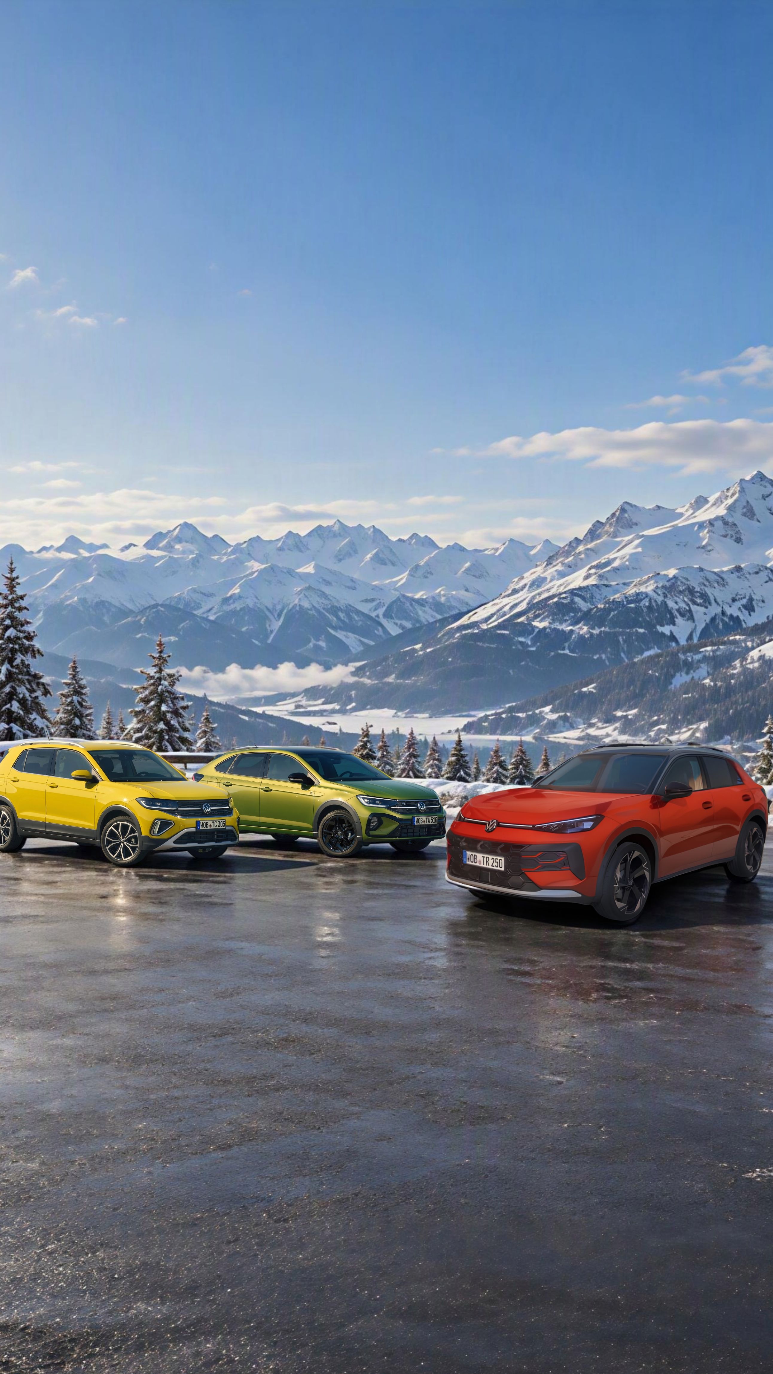 Taigo, T-Cross, T-Roc SUV – жълт, зелен и оранжев – са паркирани върху мокър асфалтов паркинг, заобиколен от сняг. В далечината се виждат заснежени планински върхове и борови гори под ясно синьо небе. Слънцето ниско на хоризонта кара снега и мокрия път да блестят.