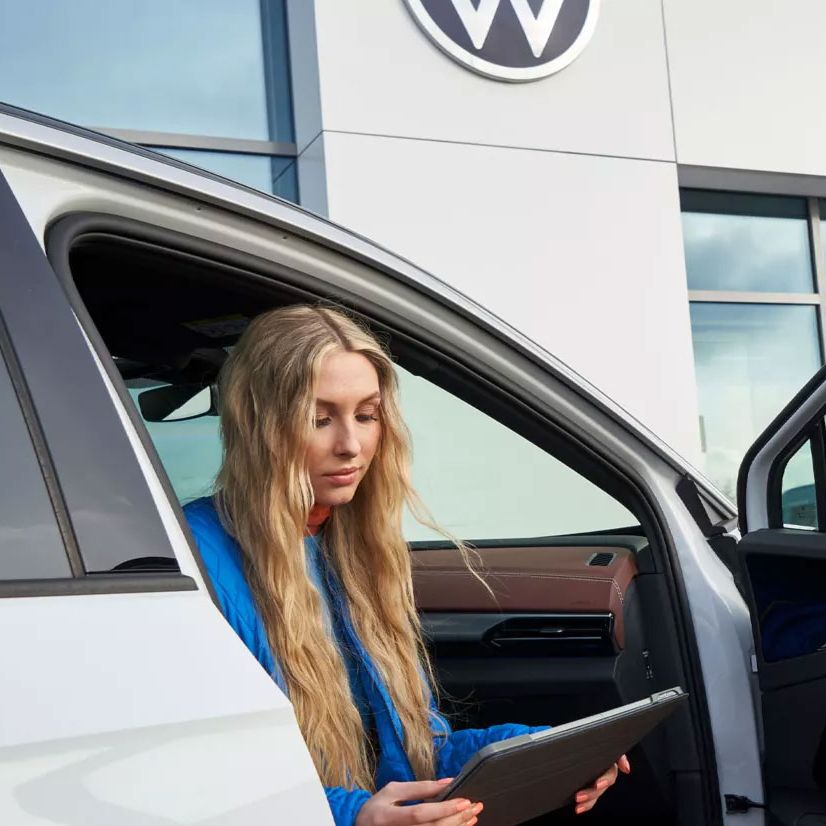 Жена седи при отворена врата в VW ID.