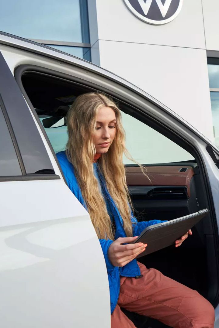 Жена седи при отворена врата в VW ID.