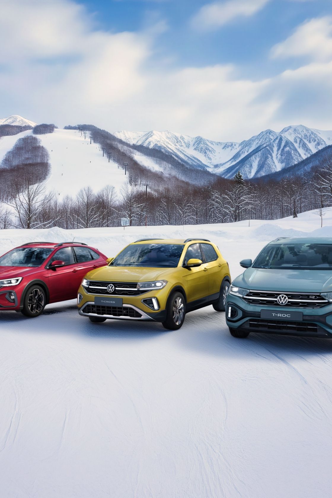 Три модела на Volkswagen – Taigo, T-Cross и T-Roc – паркирани на заснежен пейзаж с планини на заден план.
