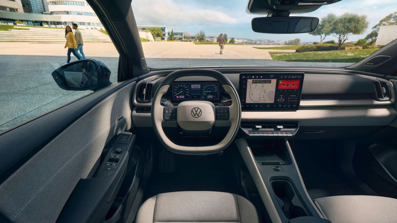Кокпит на VW ID. Cross с многофункционален волан и инфотейнмънт система.