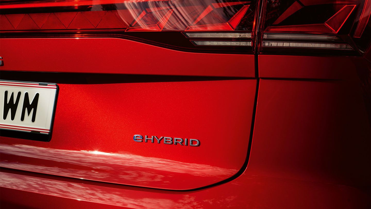 Надпис eHYBRID върху задната част на VW Touareg Elegance eHybrid.