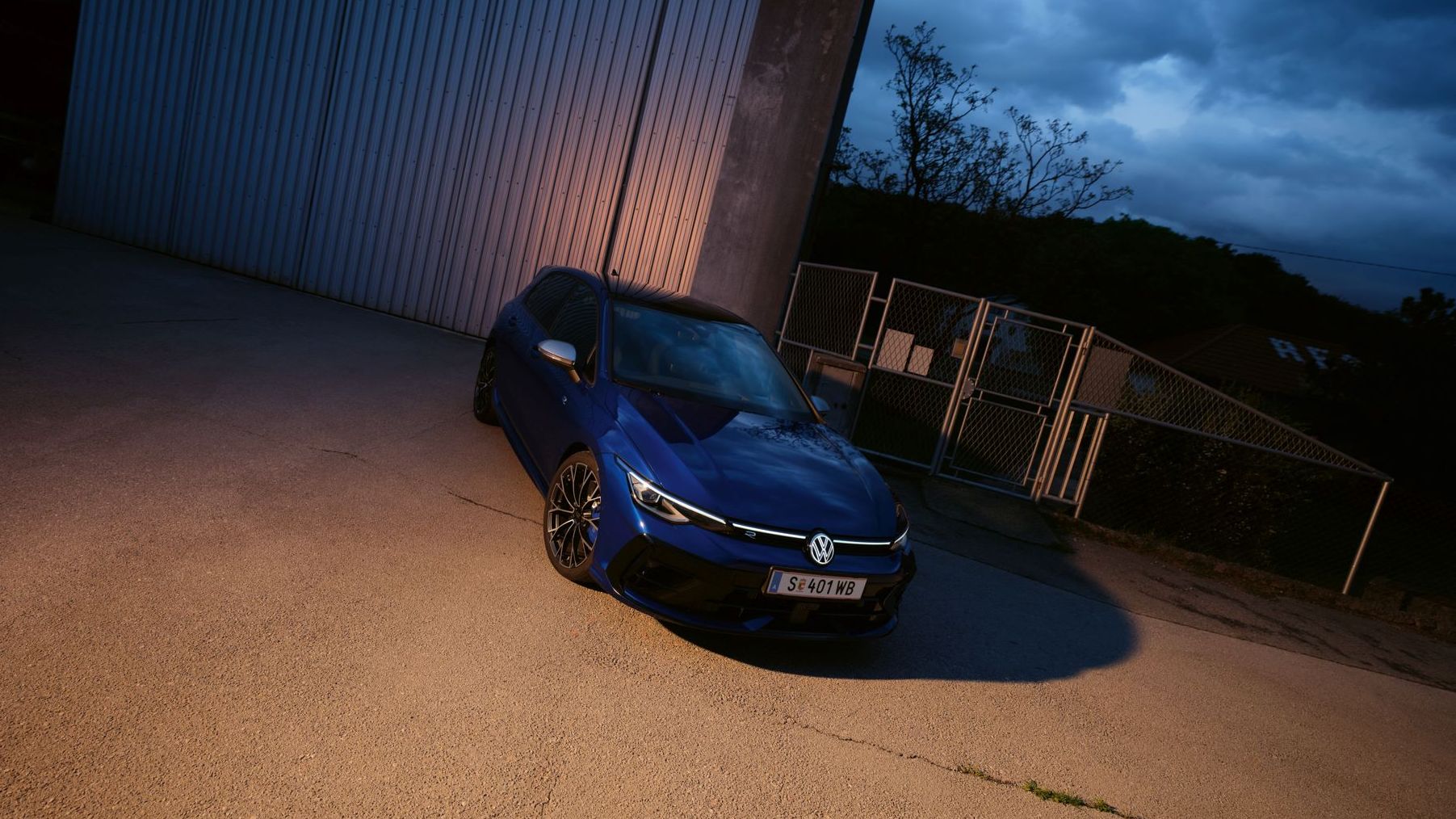 Golf R parkt schräg vor einer Halle