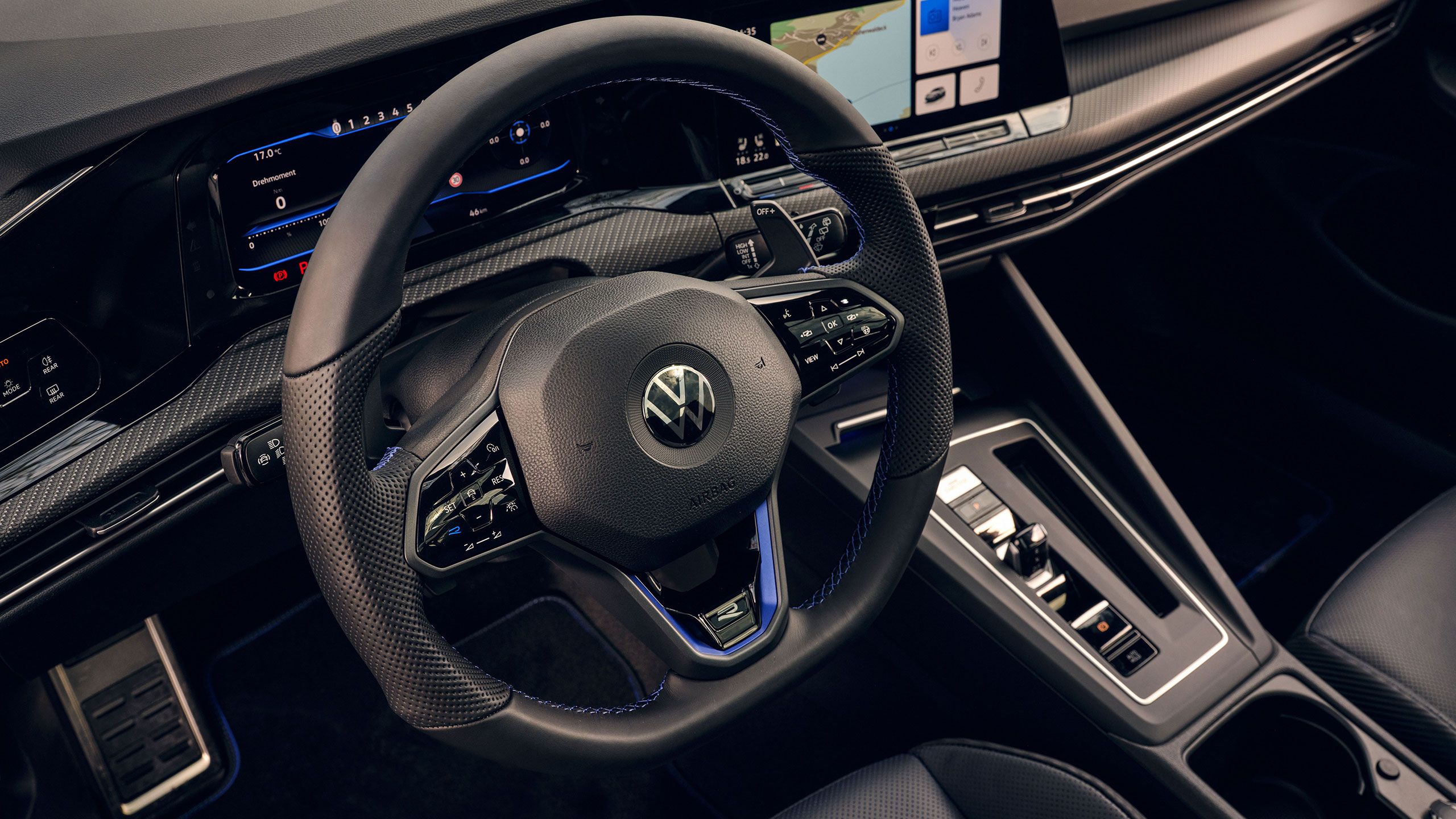 Кокпит на Volkswagen Golf Variant R с дигитален дисплей и спортен волан