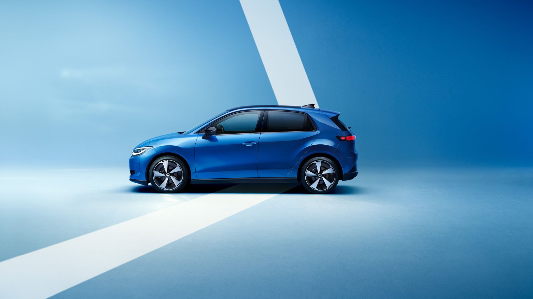 Страничен изглед на син VW ID. Поло стил на светлосин фон.