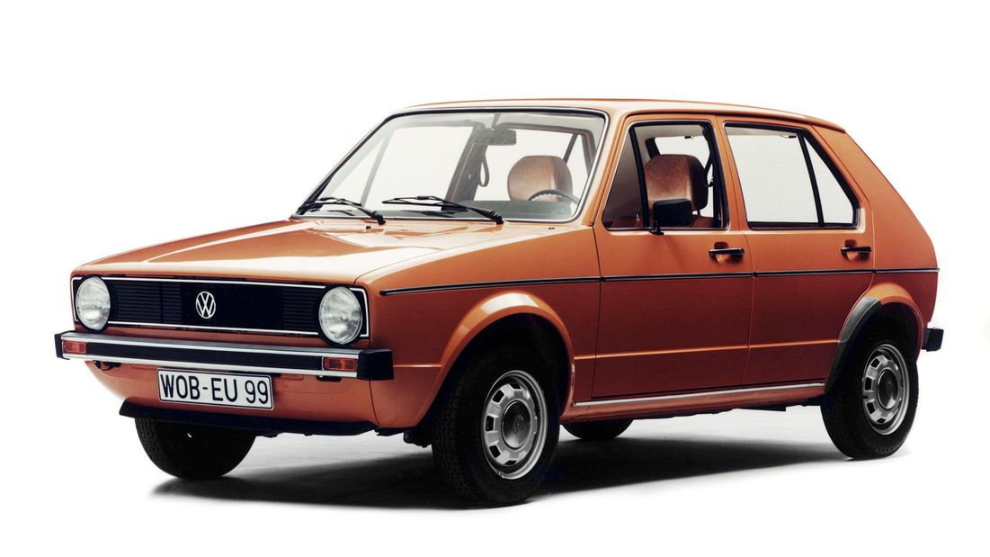 Страничен изглед на ретро Volkswagen Golf първо поколение в оранжев цвят