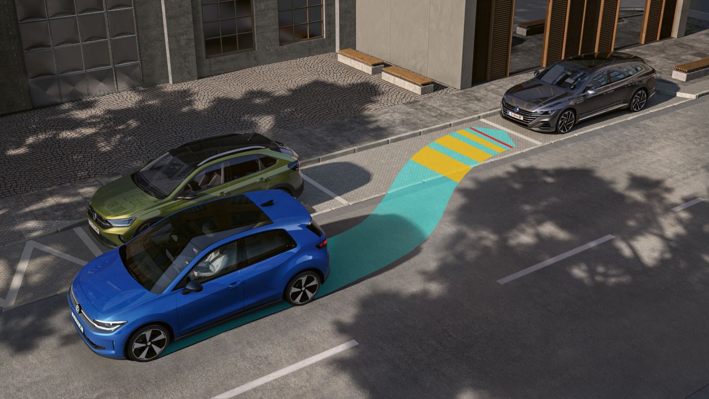 Илюстрацията показва VW ID. Polo, който се движи назад към странично паркомясто с Park Assist Plus.