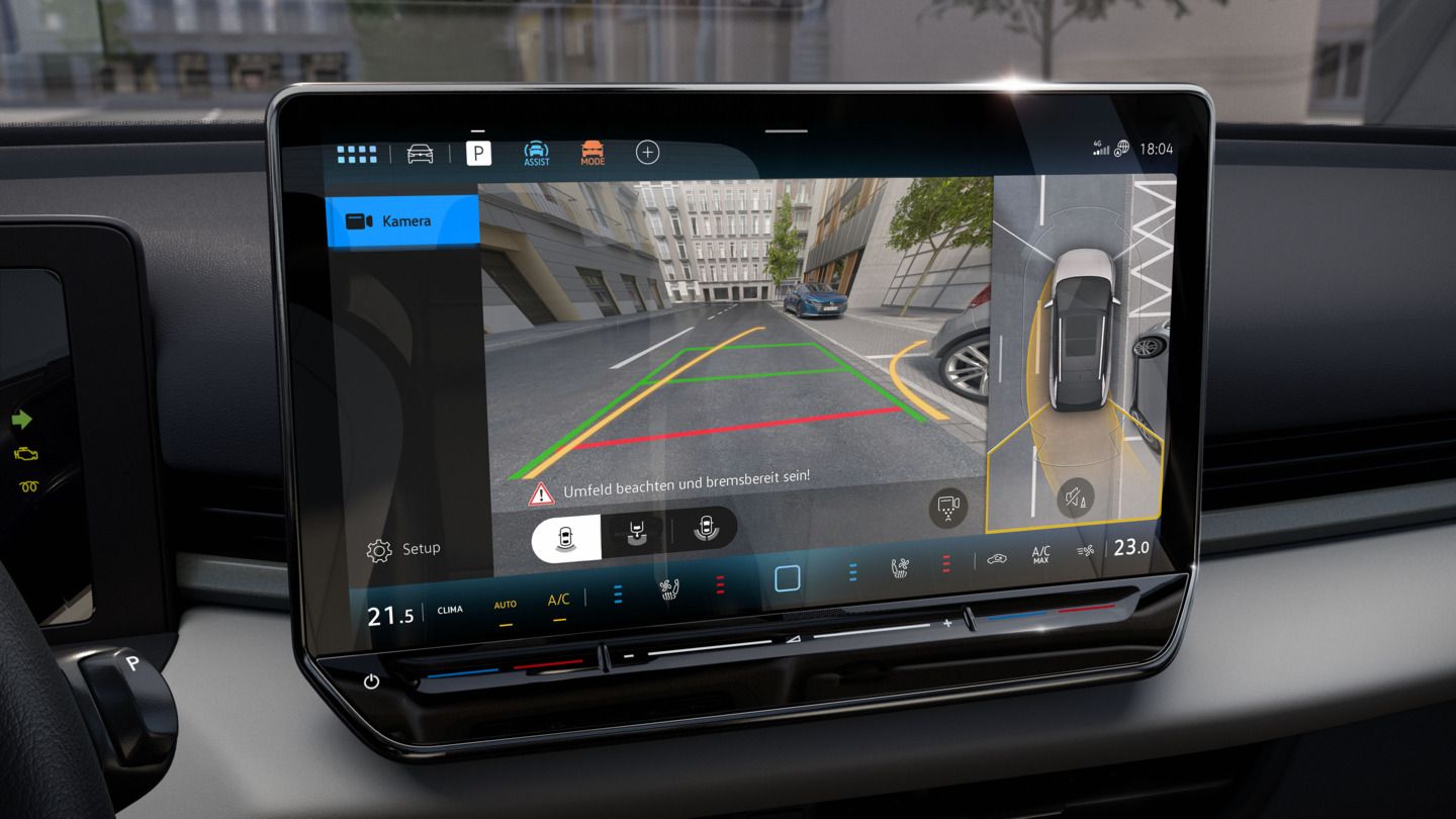 Дисплей на Volkswagen ID.5, показващ камера за обратно виждане и система за паркиране с 360° изглед