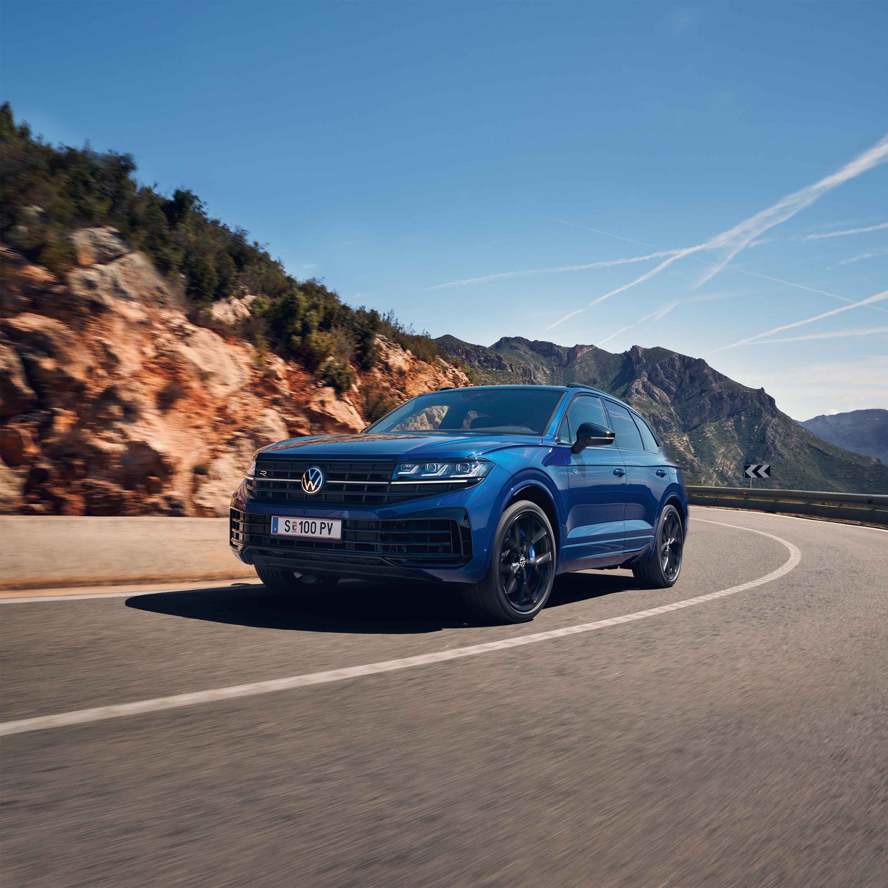 VW Touareg R eHybrid се движи по планински път