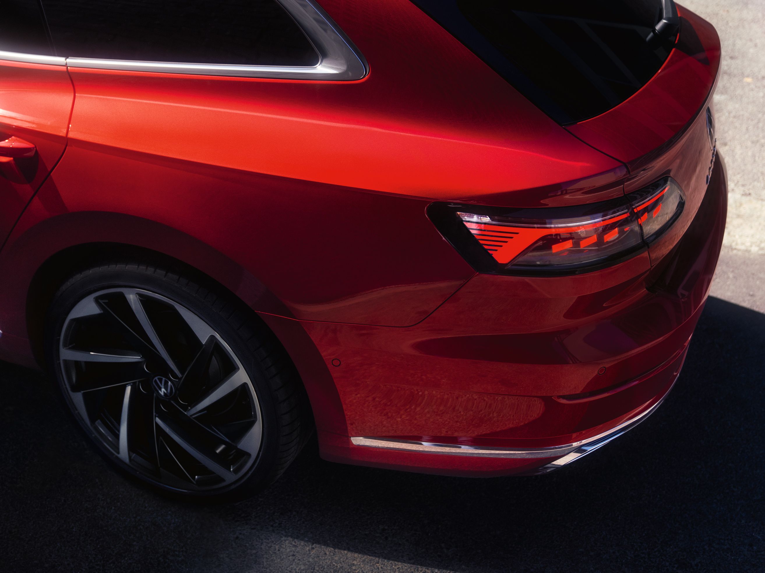 Близък план на задните LED светлини и джантата на червен Volkswagen Arteon Shooting Brake