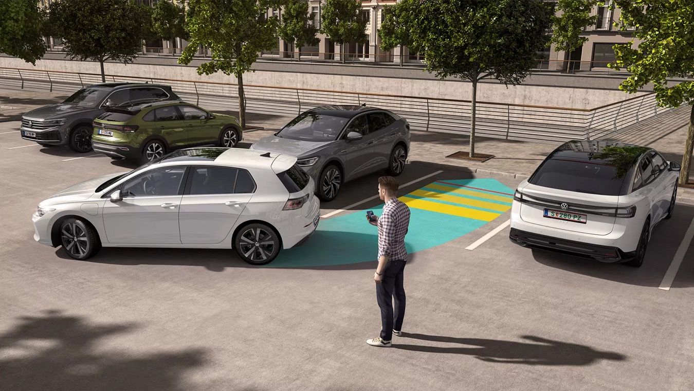 Ein weißer VW Golf nutzt den visuell sichtbar gemachten Park Assist Pro zum Einparken.