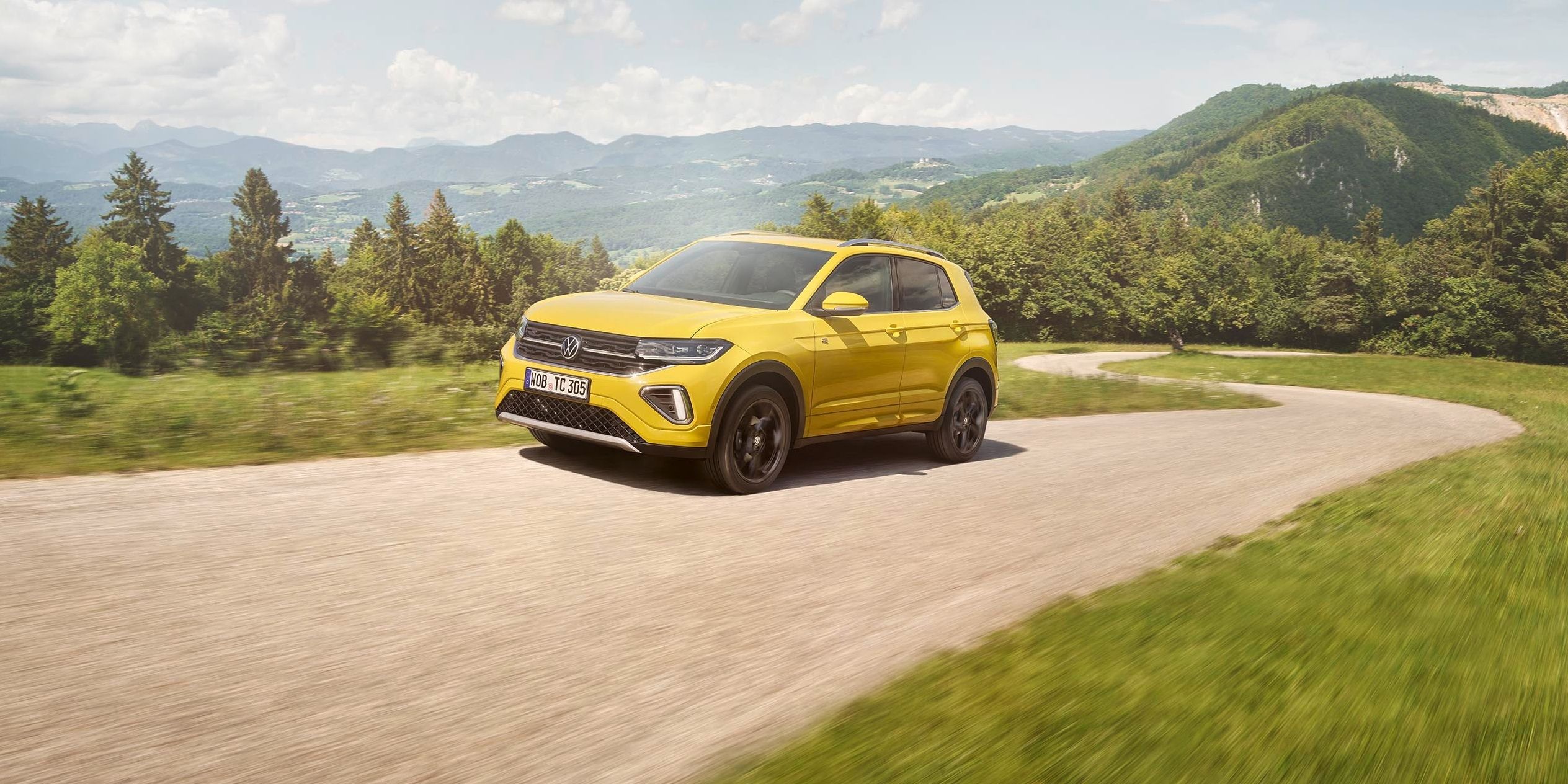 Volkswagen T-Cross в жълт цвят на живописен планински път