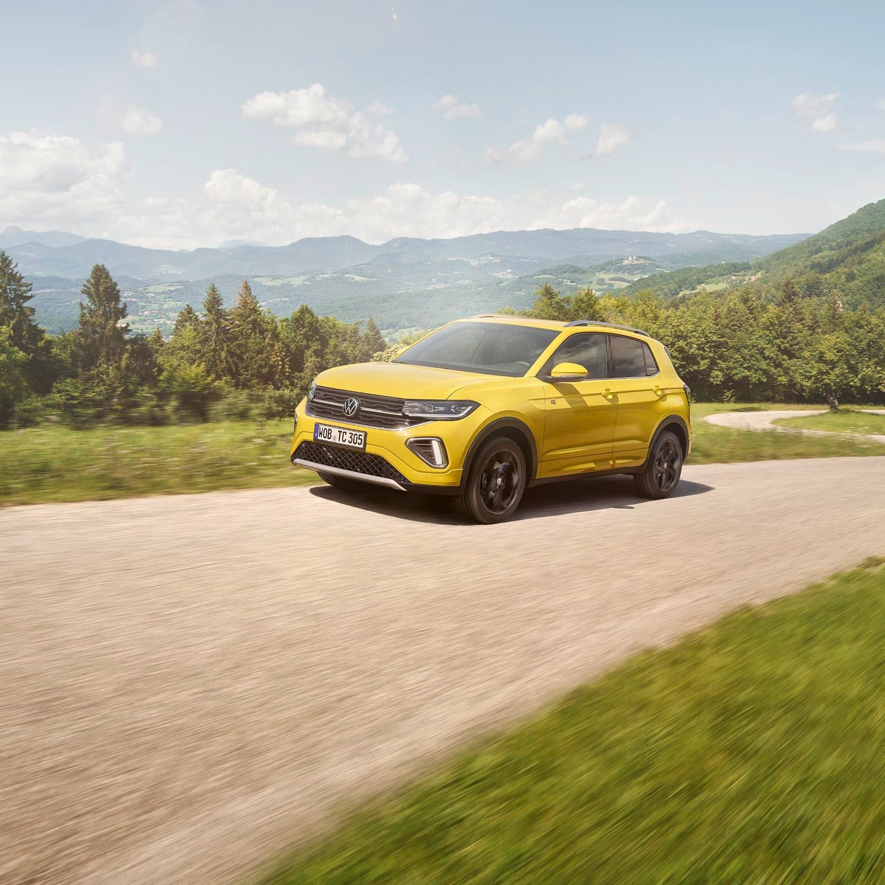 Volkswagen T-Cross в жълт цвят на живописен планински път