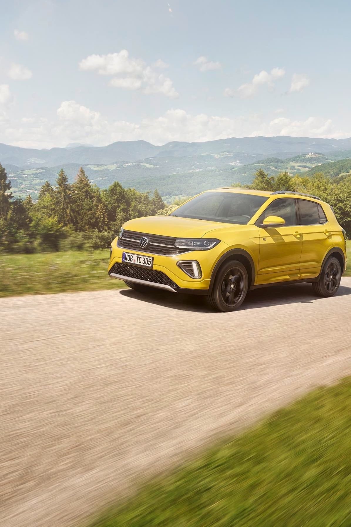 Volkswagen T-Cross в жълт цвят на живописен планински път