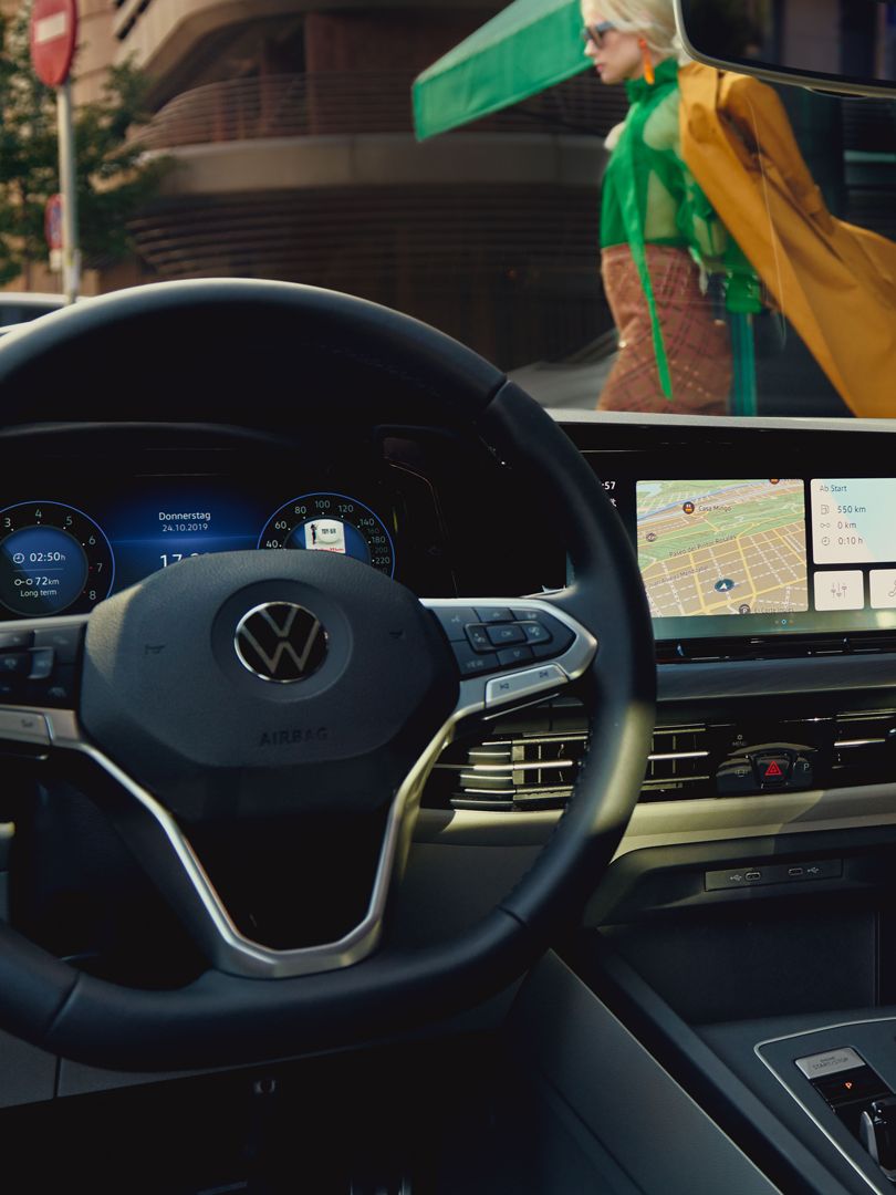 Новият Golf с Innovision Cockpit (близка до серийното производство студия)