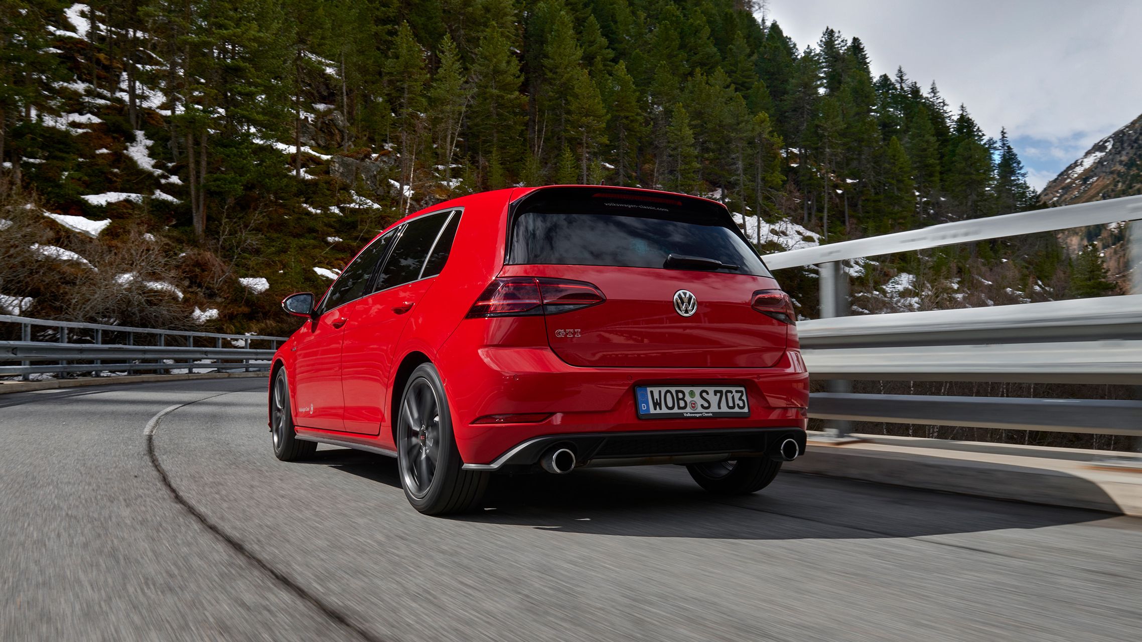 Golf GTI червен на път