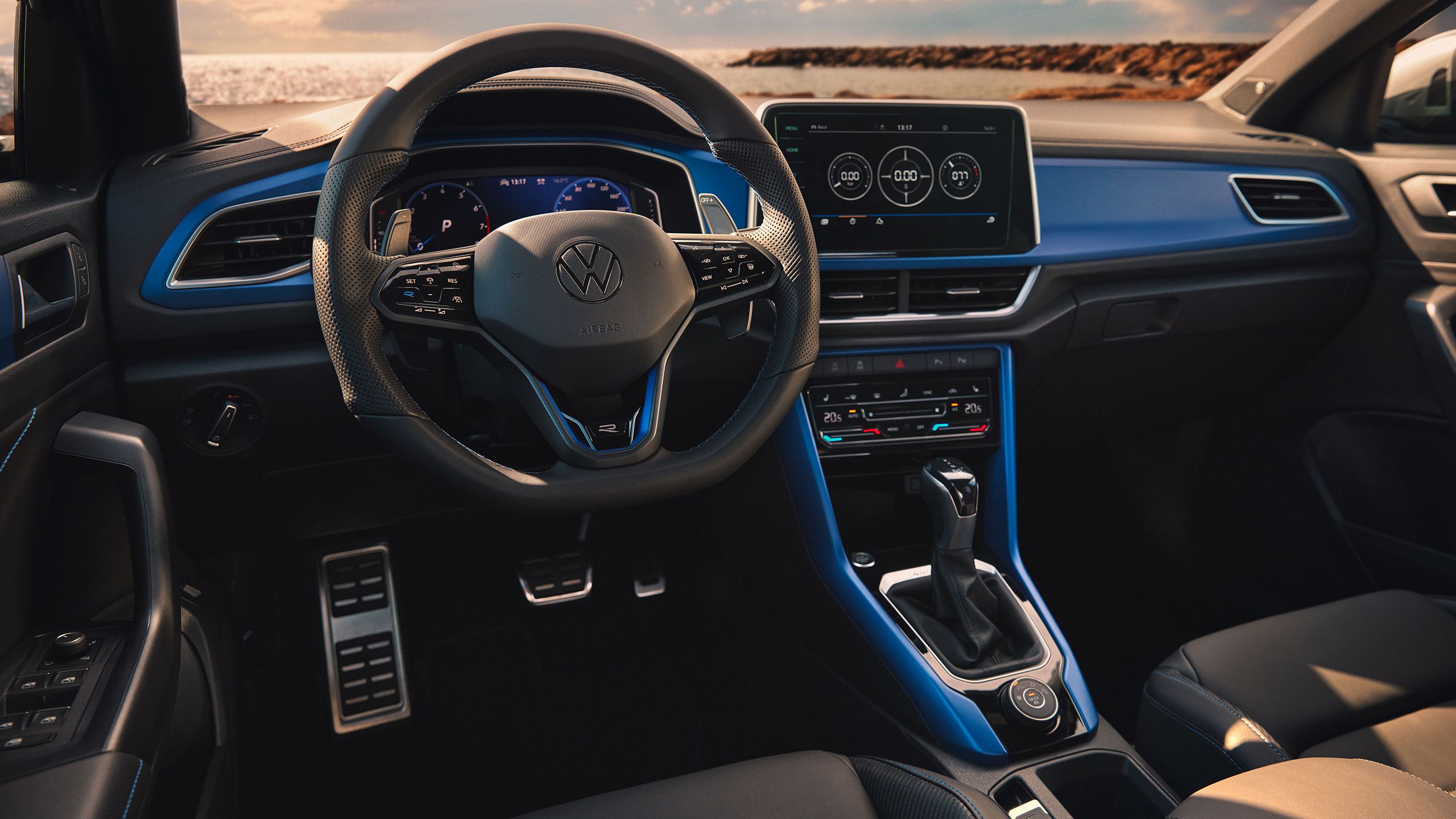 Интериорът на VW T-Roc R, детайлен поглед към Digital Cockpit с активиран Travel Assist